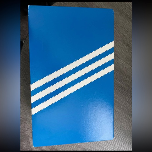 ******LEGO****ADIDAS Originals Superstar - Item# 10282-Toy (731 Pieces) Age 18+ - Picture 9 of 9